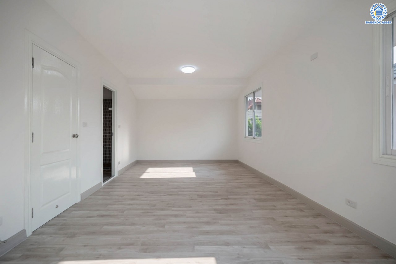 บ้านมือสองตกแต่งใหม่ โครงการ โฮมเพลส วงแหวน-รัตนาธิเบศร์ เนื้อที่ 51.10 ตร.ว. ฟังก์ชัน 3 ห้องนอน 2 ห้องน้ำ ที่จอดรถ 2 คัน ตั้งอยู่บนทำเลแห่งการเดินทาง เชื่อมต่อถนนรัตนาธิเบศร์ ใกล้ห้างเซ็นทรัล เวสต์เกต ใกล้รถไฟฟ้า "สถานีตลาดบางใหญ่"